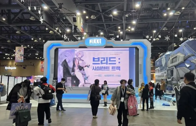 노란 수영복에 섹시한 몸매 어필하는 존예 처자