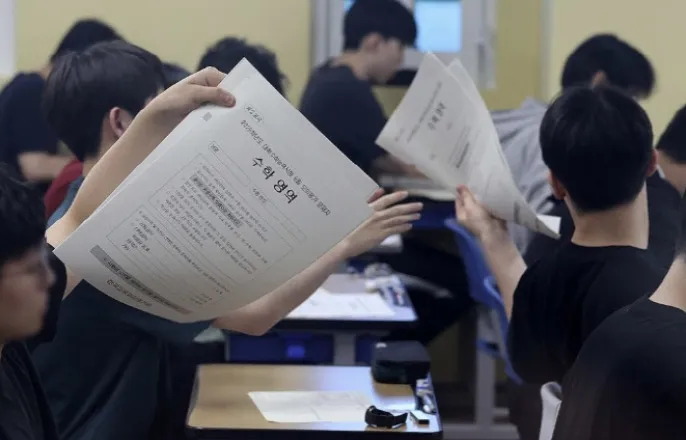 노란 수영복에 섹시한 몸매 어필하는 존예 처자