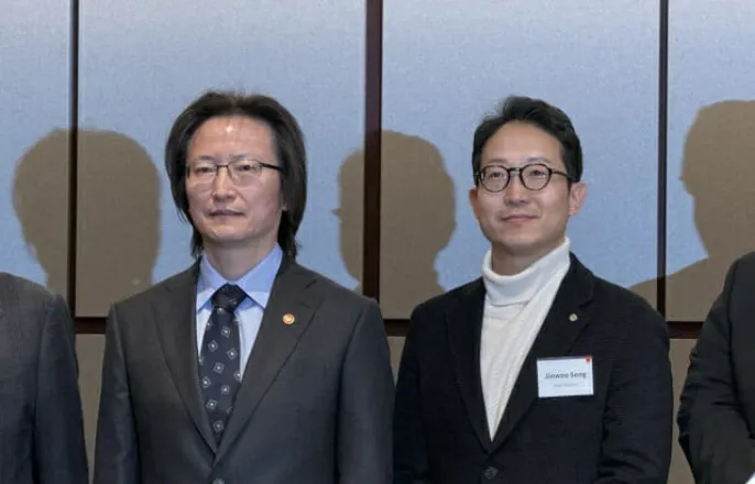 노란 수영복에 섹시한 몸매 어필하는 존예 처자