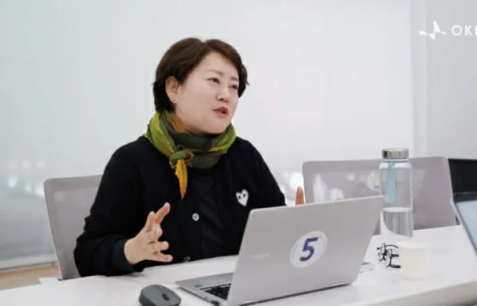 노란 수영복에 섹시한 몸매 어필하는 존예 처자