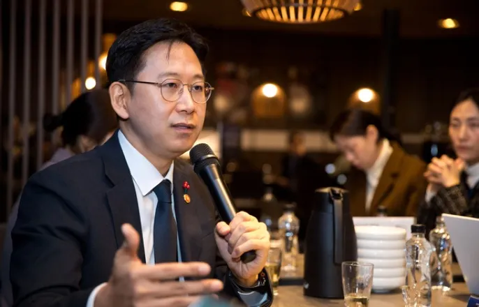 노란 수영복에 섹시한 몸매 어필하는 존예 처자