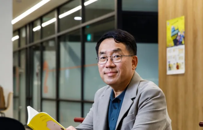 노란 수영복에 섹시한 몸매 어필하는 존예 처자