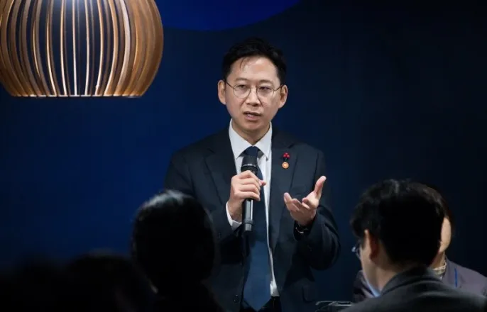 노란 수영복에 섹시한 몸매 어필하는 존예 처자