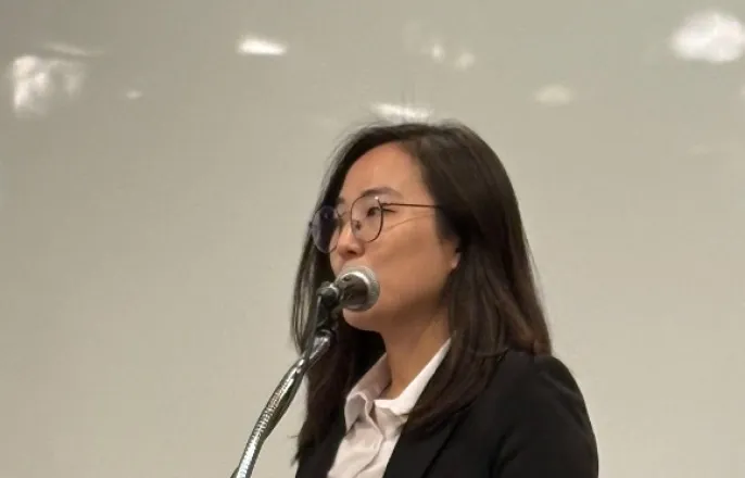 노란 수영복에 섹시한 몸매 어필하는 존예 처자