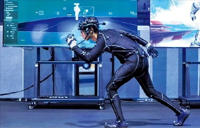 노란 수영복에 섹시한 몸매 어필하는 존예 처자