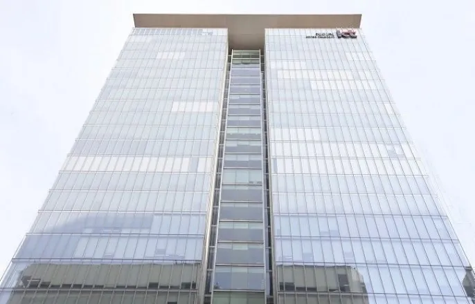 노란 수영복에 섹시한 몸매 어필하는 존예 처자