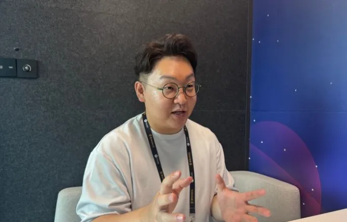 노란 수영복에 섹시한 몸매 어필하는 존예 처자