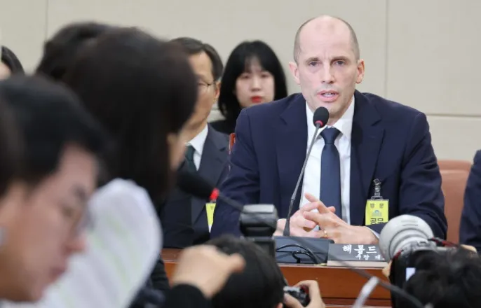 노란 수영복에 섹시한 몸매 어필하는 존예 처자