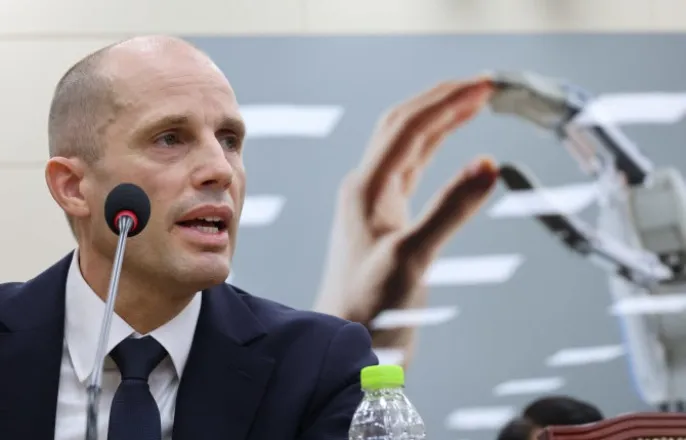 노란 수영복에 섹시한 몸매 어필하는 존예 처자