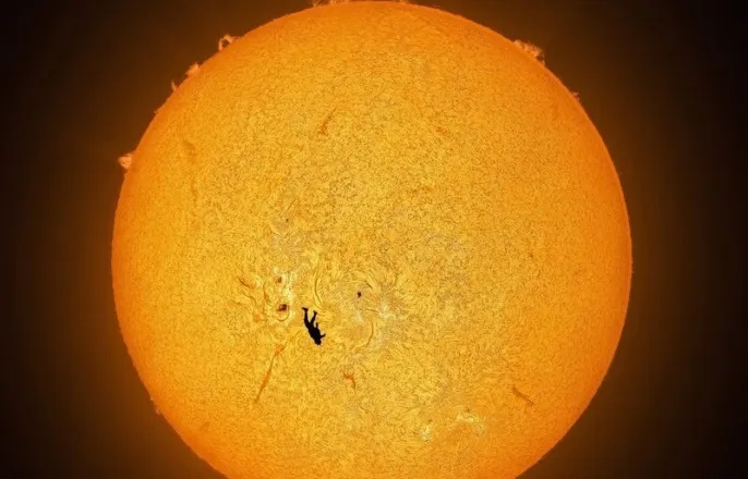 노란 수영복에 섹시한 몸매 어필하는 존예 처자