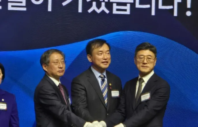 노란 수영복에 섹시한 몸매 어필하는 존예 처자