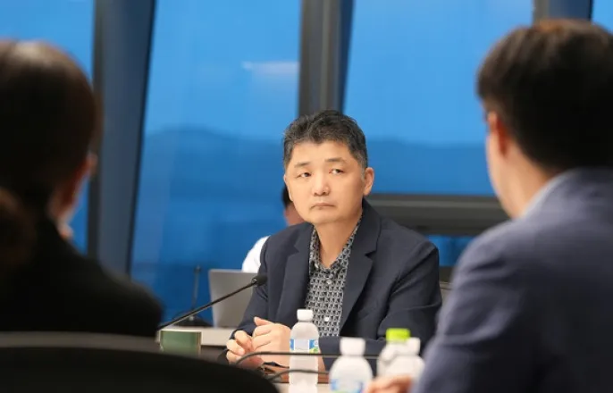 노란 수영복에 섹시한 몸매 어필하는 존예 처자