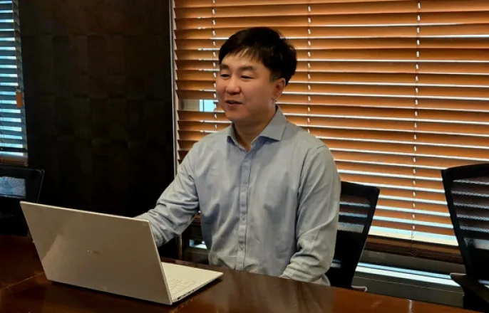 노란 수영복에 섹시한 몸매 어필하는 존예 처자