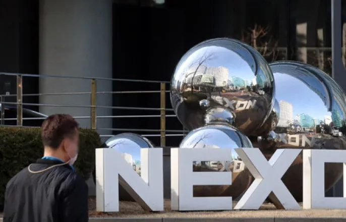 노란 수영복에 섹시한 몸매 어필하는 존예 처자