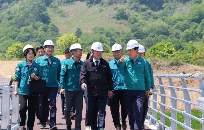 노란 수영복에 섹시한 몸매 어필하는 존예 처자