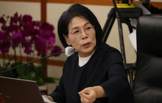 노란 수영복에 섹시한 몸매 어필하는 존예 처자