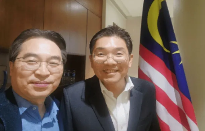 노란 수영복에 섹시한 몸매 어필하는 존예 처자