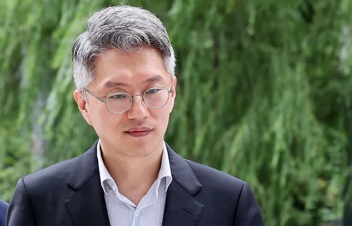 노란 수영복에 섹시한 몸매 어필하는 존예 처자