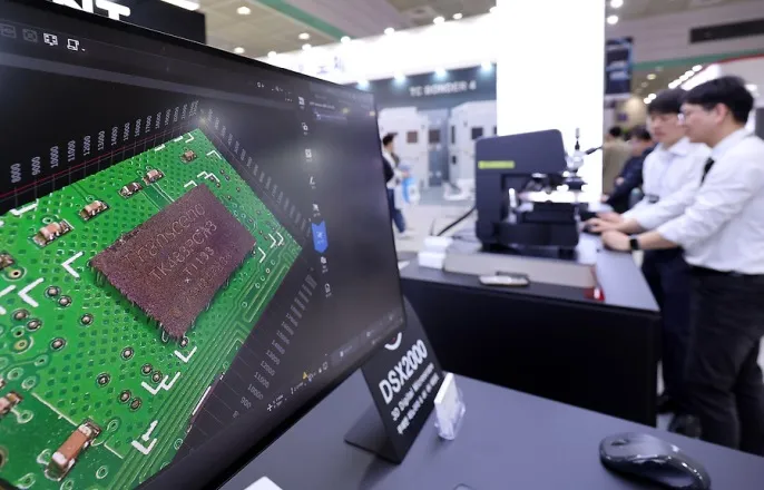 노란 수영복에 섹시한 몸매 어필하는 존예 처자