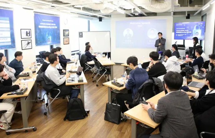 노란 수영복에 섹시한 몸매 어필하는 존예 처자