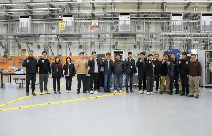 노란 수영복에 섹시한 몸매 어필하는 존예 처자