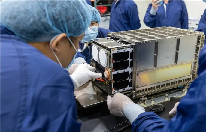 노란 수영복에 섹시한 몸매 어필하는 존예 처자