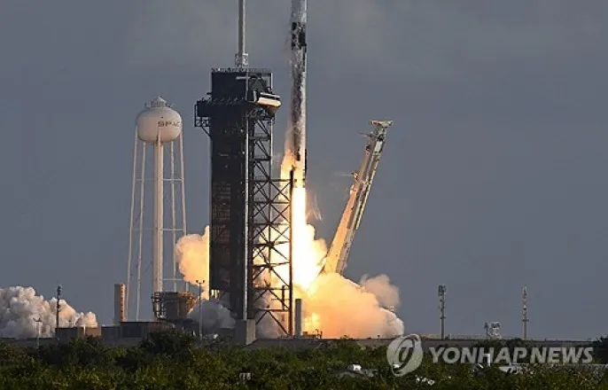 노란 수영복에 섹시한 몸매 어필하는 존예 처자