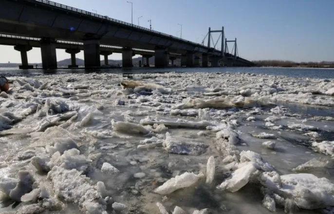 노란 수영복에 섹시한 몸매 어필하는 존예 처자