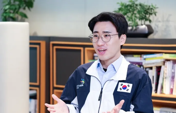 노란 수영복에 섹시한 몸매 어필하는 존예 처자