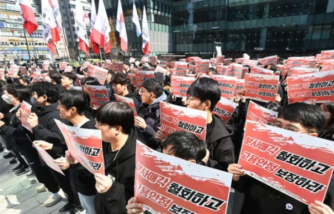 노란 수영복에 섹시한 몸매 어필하는 존예 처자