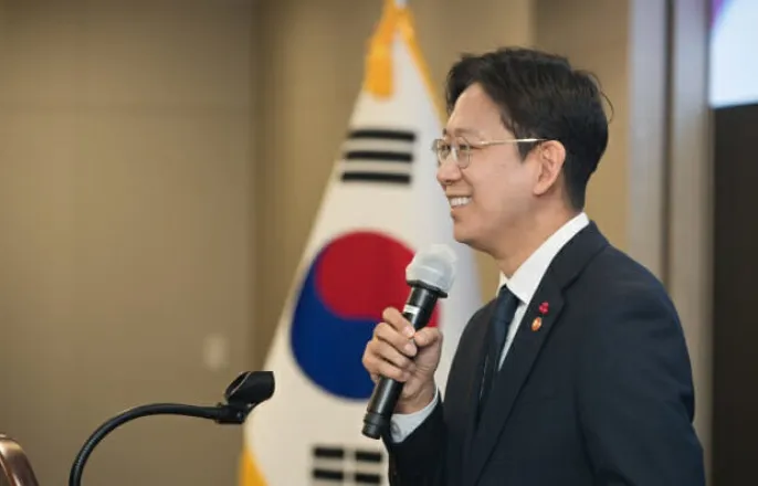 노란 수영복에 섹시한 몸매 어필하는 존예 처자