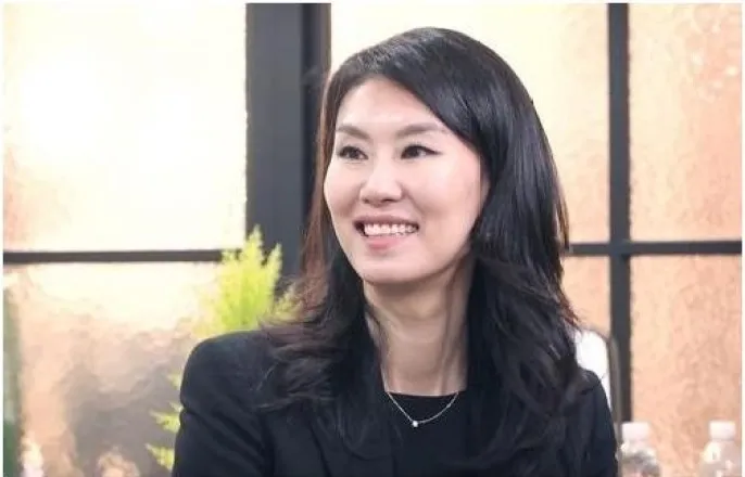 노란 수영복에 섹시한 몸매 어필하는 존예 처자