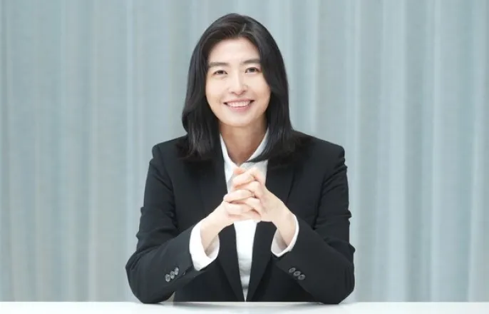 노란 수영복에 섹시한 몸매 어필하는 존예 처자