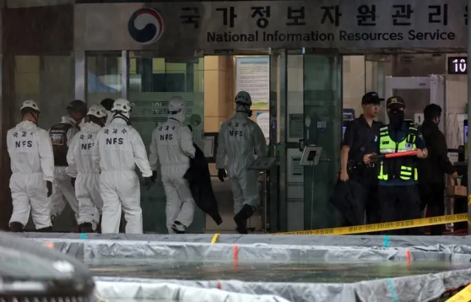 노란 수영복에 섹시한 몸매 어필하는 존예 처자