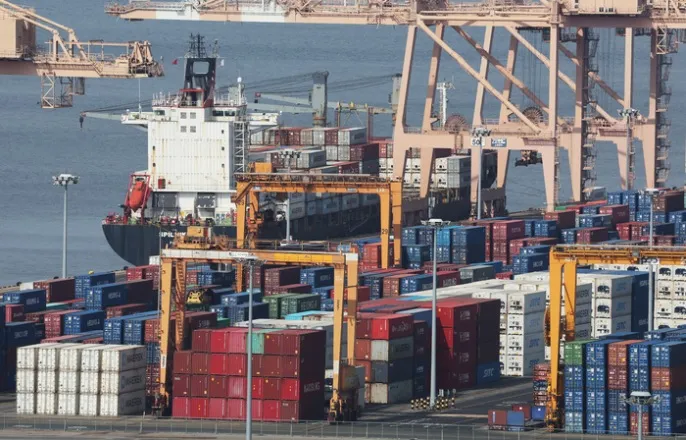 노란 수영복에 섹시한 몸매 어필하는 존예 처자