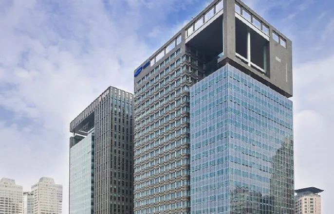 노란 수영복에 섹시한 몸매 어필하는 존예 처자