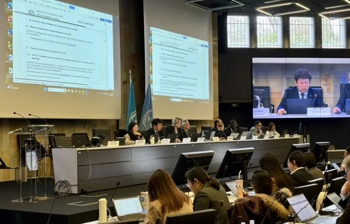 노란 수영복에 섹시한 몸매 어필하는 존예 처자