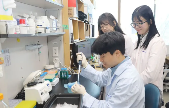 노란 수영복에 섹시한 몸매 어필하는 존예 처자