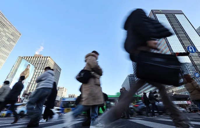 노란 수영복에 섹시한 몸매 어필하는 존예 처자