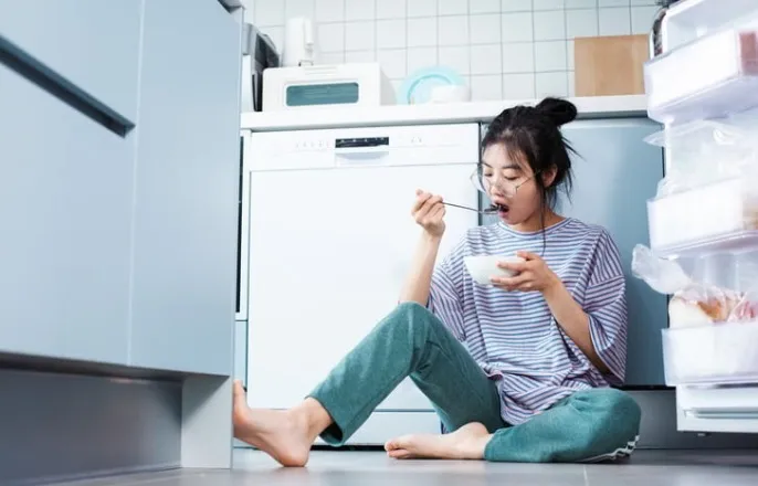 노란 수영복에 섹시한 몸매 어필하는 존예 처자