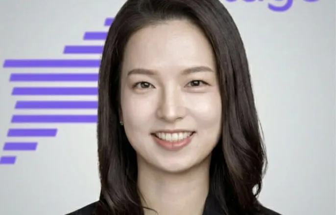 노란 수영복에 섹시한 몸매 어필하는 존예 처자