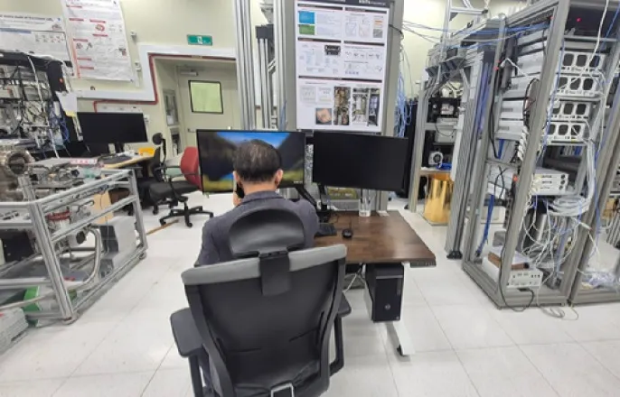 노란 수영복에 섹시한 몸매 어필하는 존예 처자