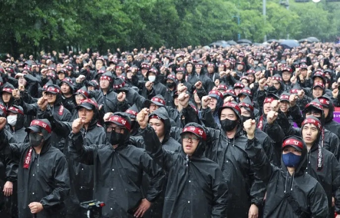 노란 수영복에 섹시한 몸매 어필하는 존예 처자