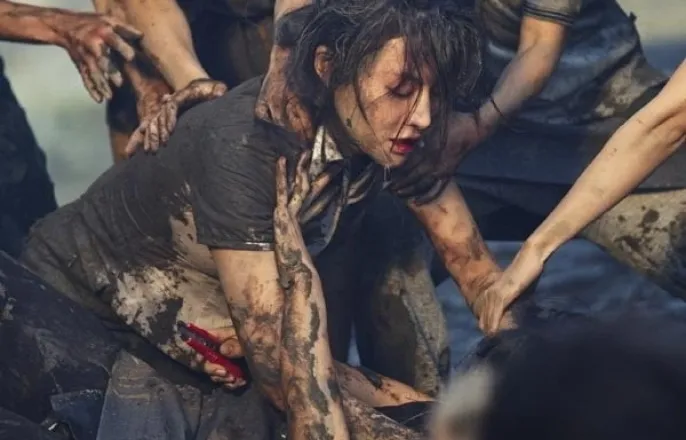 노란 수영복에 섹시한 몸매 어필하는 존예 처자