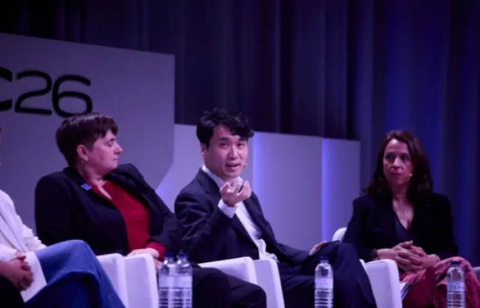 노란 수영복에 섹시한 몸매 어필하는 존예 처자