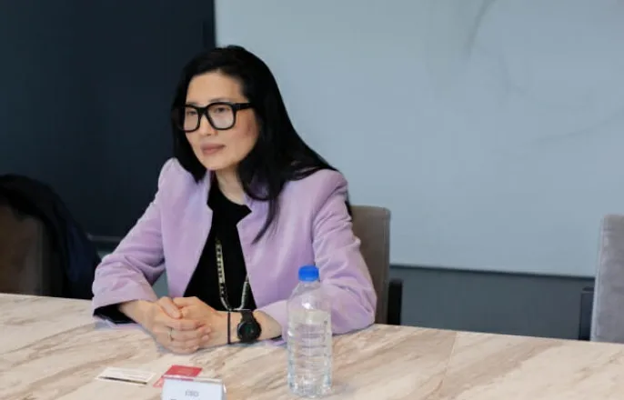 노란 수영복에 섹시한 몸매 어필하는 존예 처자