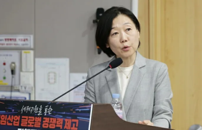 노란 수영복에 섹시한 몸매 어필하는 존예 처자