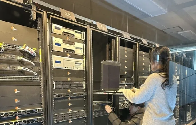 노란 수영복에 섹시한 몸매 어필하는 존예 처자