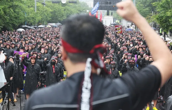 노란 수영복에 섹시한 몸매 어필하는 존예 처자
