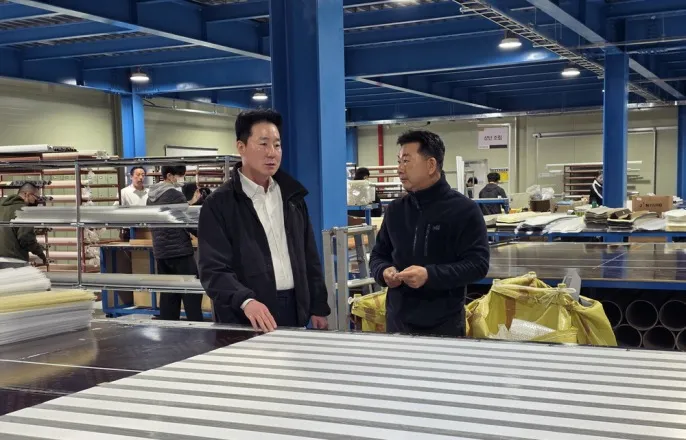 노란 수영복에 섹시한 몸매 어필하는 존예 처자